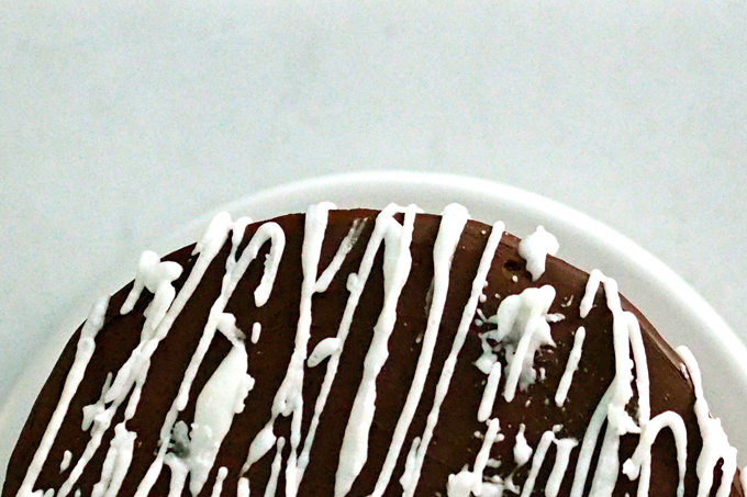 Suklaa-vaniljakerroskakun puolikas päältä kuvattuna